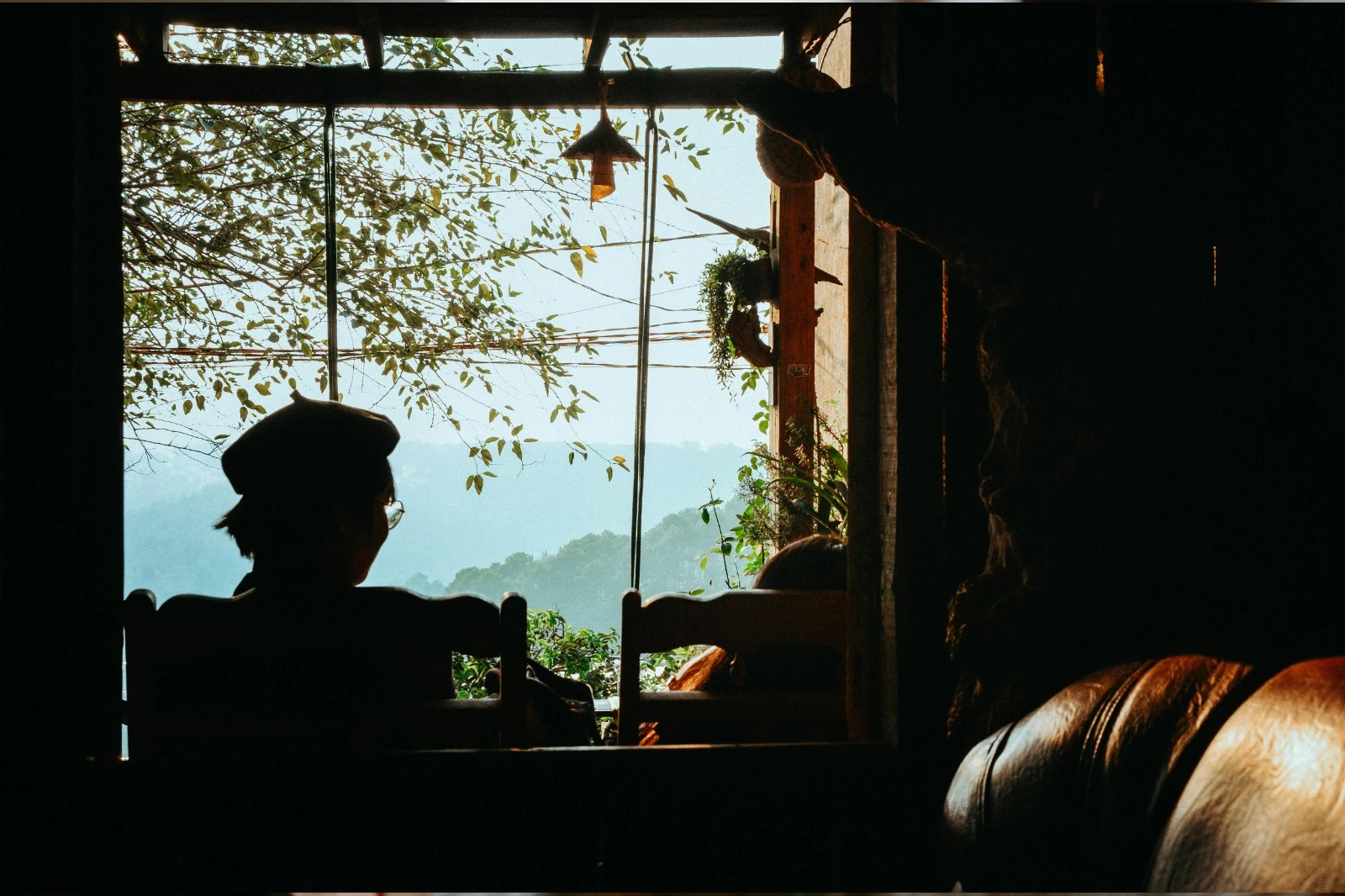 Pause tranquille face à la fenêtre — lumière naturelle et vue apaisante