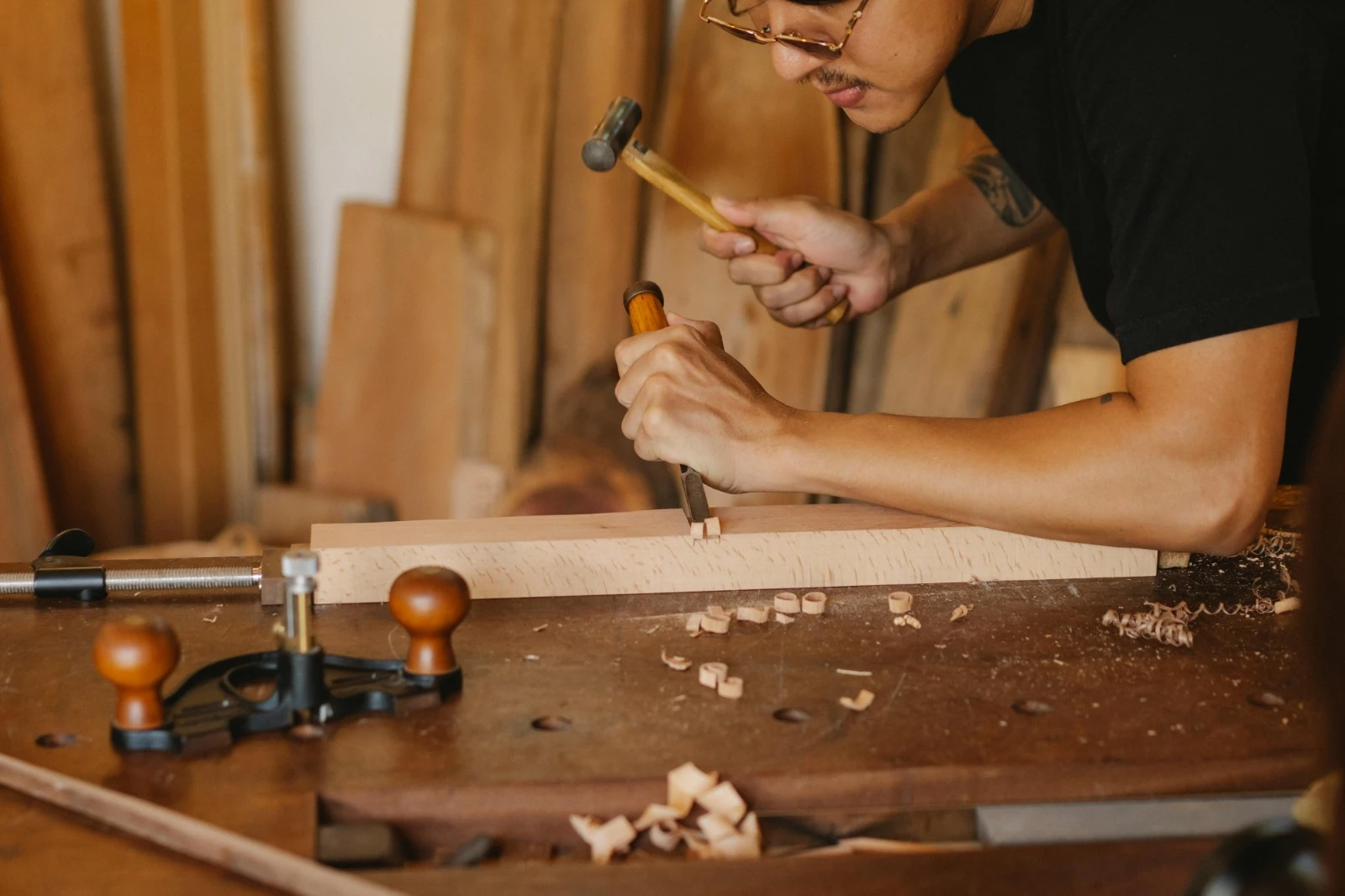 Artisan menuisier travaillant le bois – éthique & savoir-faire