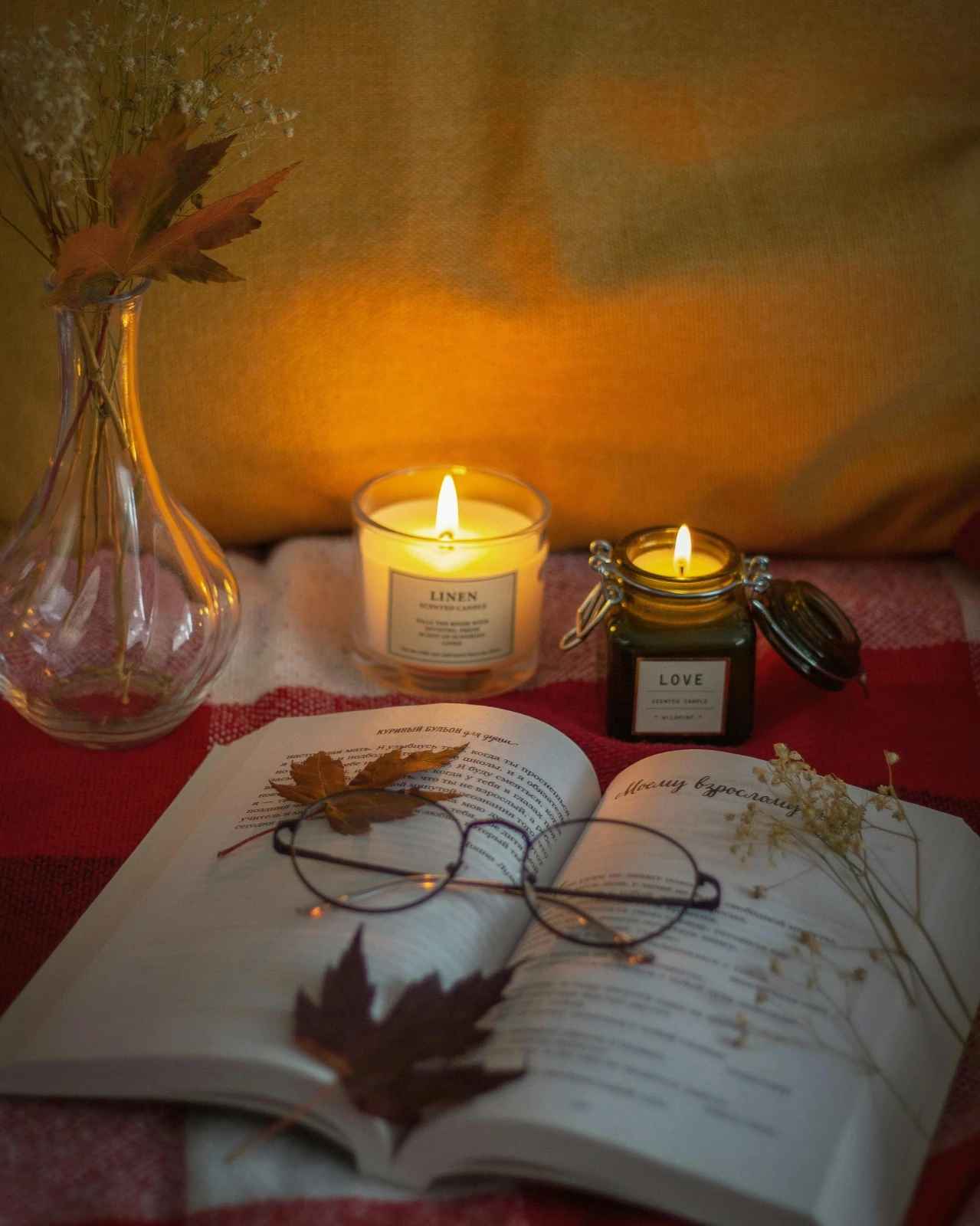 Rituel du soir : infusion fumante, bougie amande douce, planche en olivier