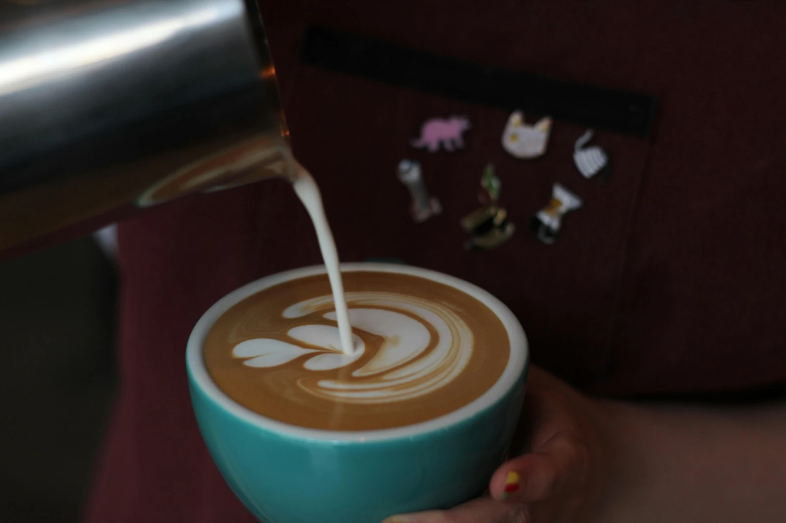Geste du quotidien — verser un café dans une tasse
