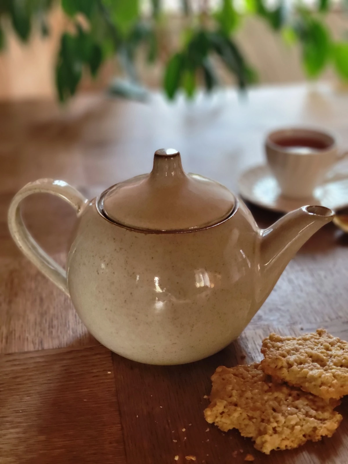 Théière avec deux biscuits — un rituel simple pour ralentir