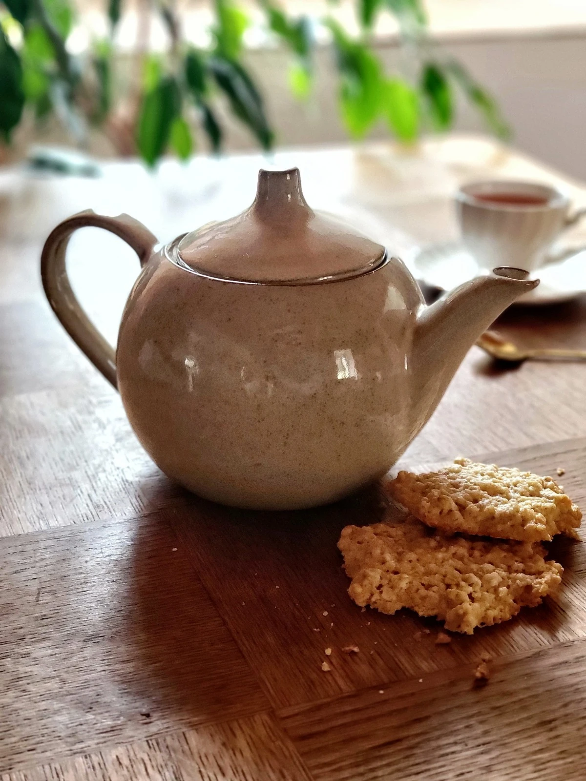 Théière et biscuit — la patience qui révèle les arômes