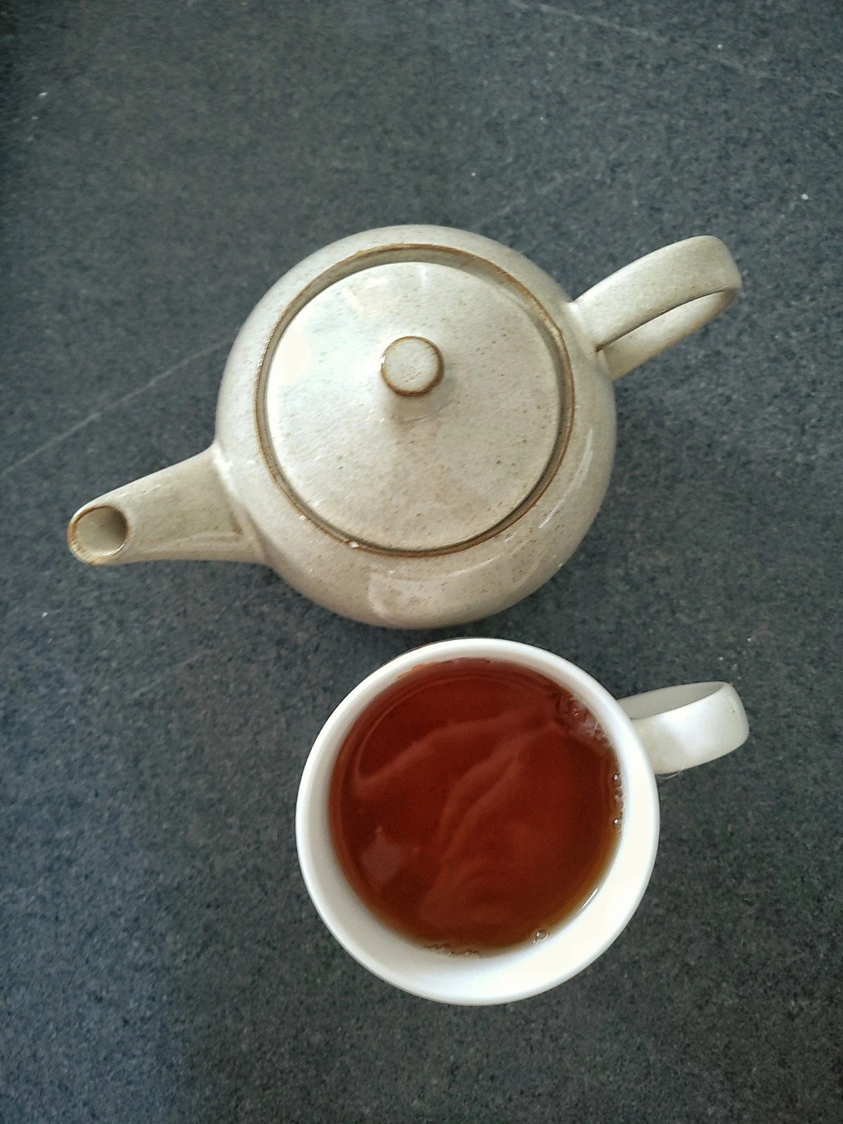 Théière et mug — prendre le temps, une gorgée à la fois
